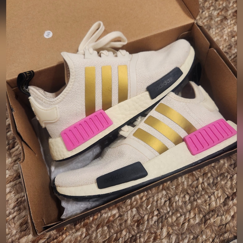 Adidas NMD_R1 W tennis shoe